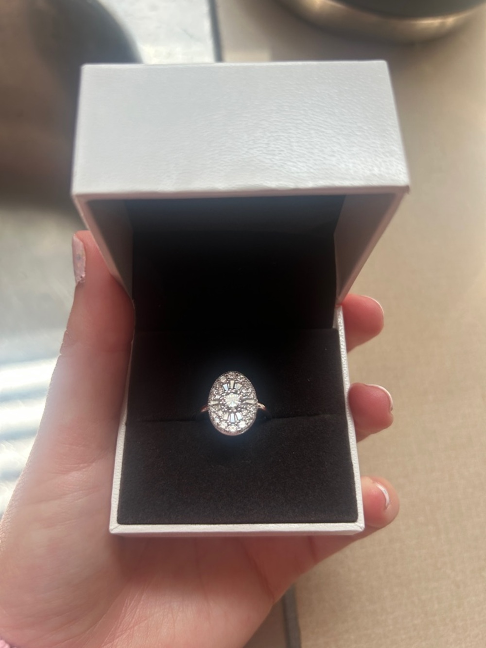 Sparkling Oval Crystal Halo Ring - White/Silver
With certificate of authenticity